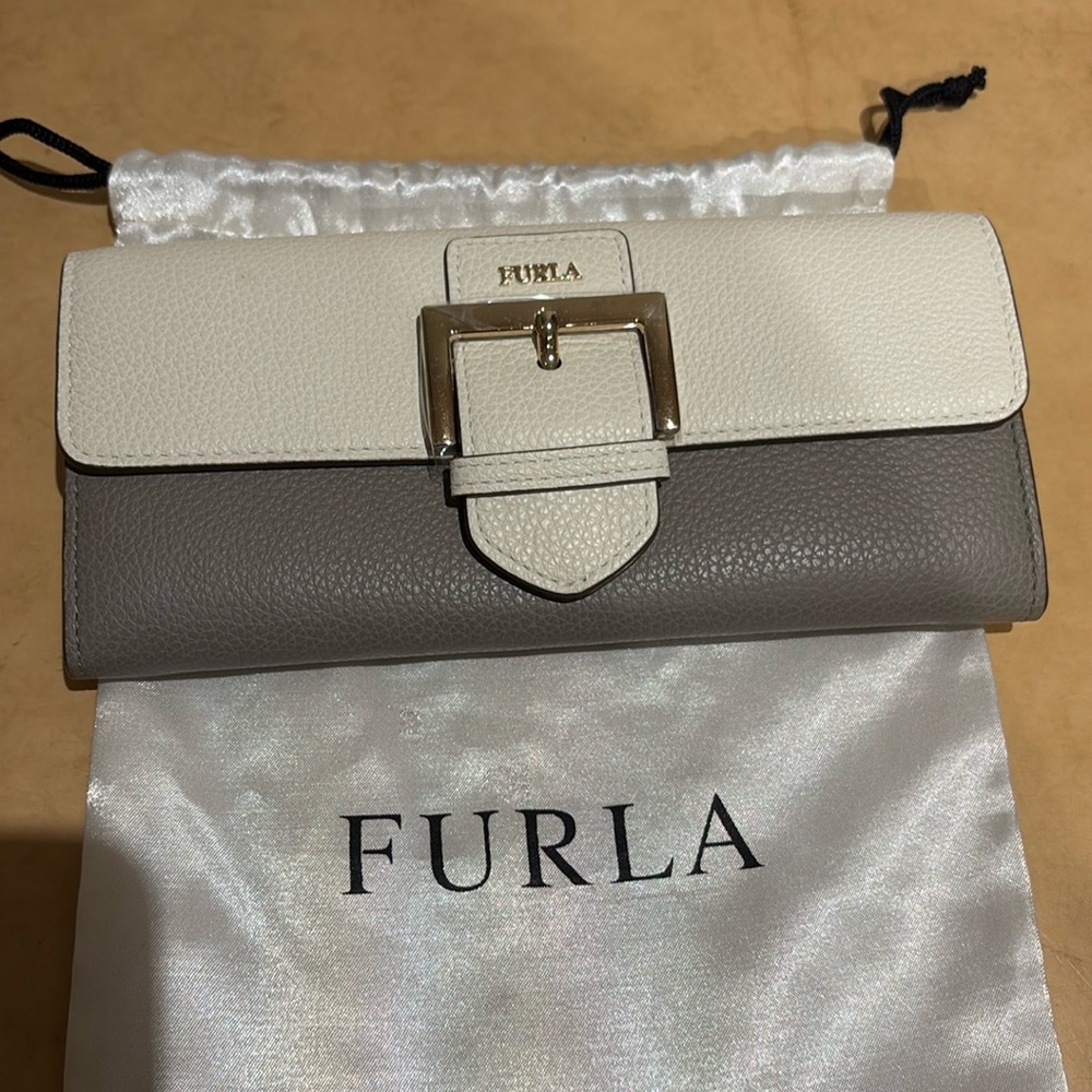 FURLA wallet new with 6 compartments and space for 12 cards.